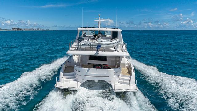 horizon yachts c60 catamaran at sea